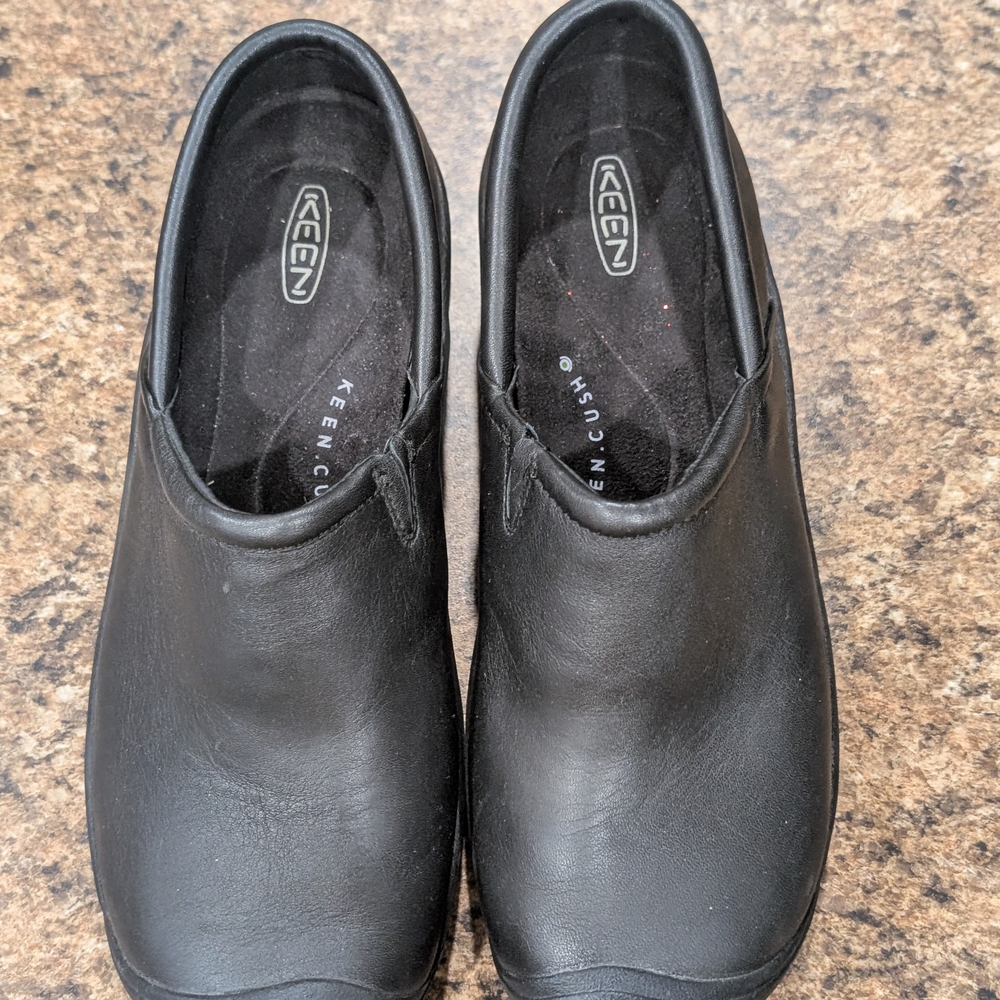 KEEN Womens Black Slip-On Work clogs. Oil And Slip Resistant